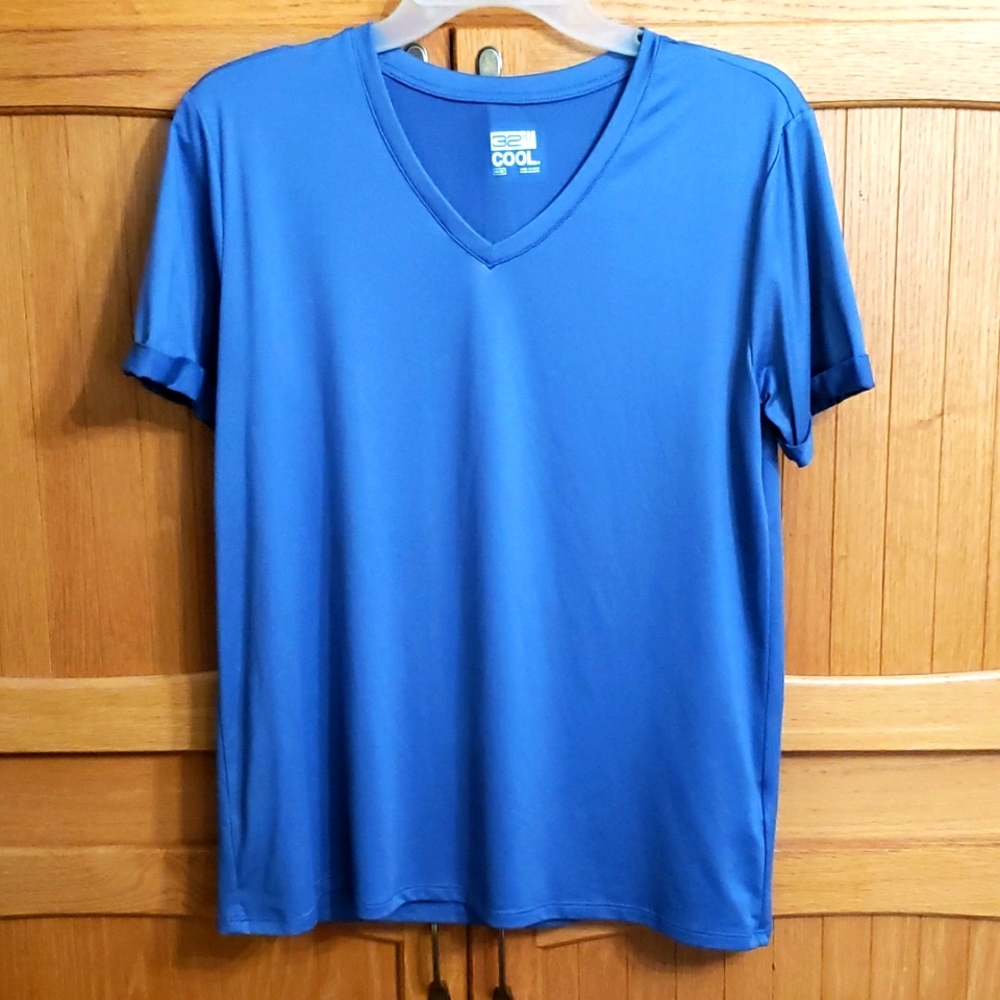 32 Degrees Cool Country Blue Medium short sleeve v-neck shirt